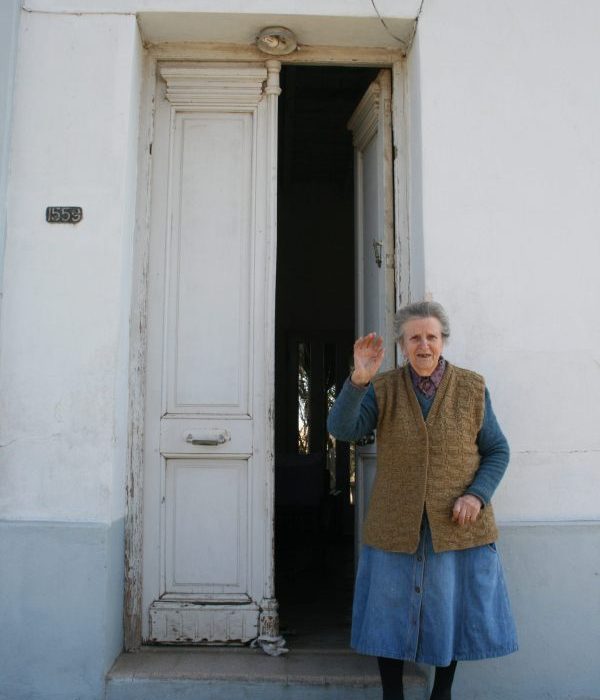 Donna di Buenos Aires che saluta sulla porta di casa